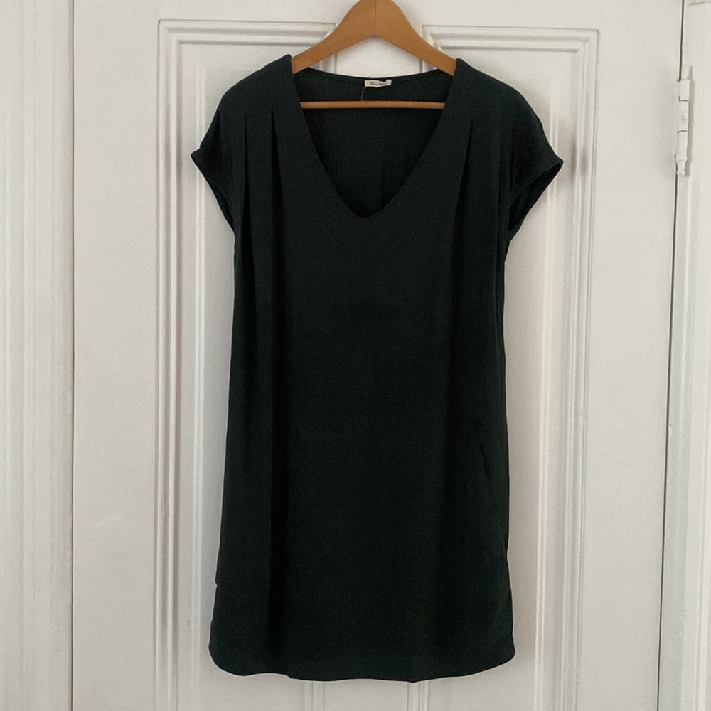 American Vintage V Neck Slip Dress - Size Small
Armpit 21”
Length 32”
